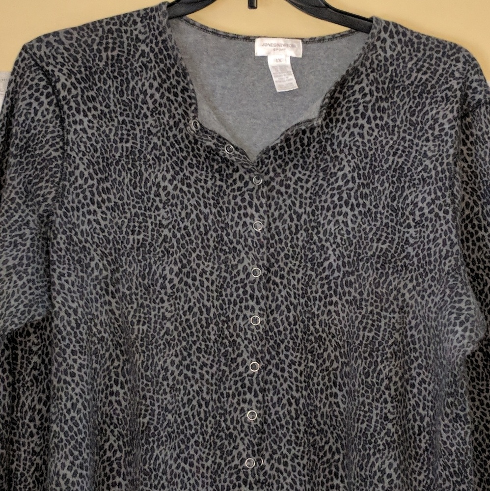 2piece 100 percent cotton long slv snap front.